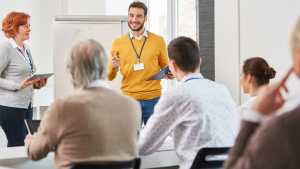 Alumnos del Curso de Negocios aprendiendo en las Escuelas TALK