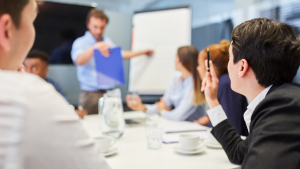 Áreas principales de un Curso de Empresa: finanzas, marketing, operaciones, RRHH, estrategia