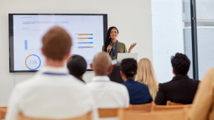 Cursos de negócios de verão nos EUA 2026: Marketing digital e habilidades de apresentação